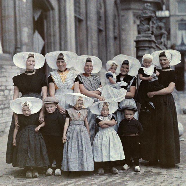 Does anyone know what year this photo of women and children wearing their best to the market was published in National Geographic magazine? The answer will be posted in the caption at 2pm. Photo by Wilhelm Tobien. #TBT #ThrowbackThursday #Netherlands ANSWER: this photo was published in 1933
